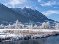Gefrorener Walchsee Abfluß, Winterlandschaft und Zahmer Kaiser